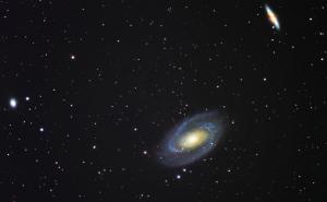 Foto: Alan Ćatović /  Galaksije M81 ("Bodeova" galaksija) i M82 (galaksija "Cigara") - sudarale su se u davnoj prošlosti, a udaljene su od nas oko 12 miliona svjetlosnih godina u pravcu sazviježđa Veliki Medvjed. Iz BiH se vide tokom cijele godine. Slikano iz Miševića.